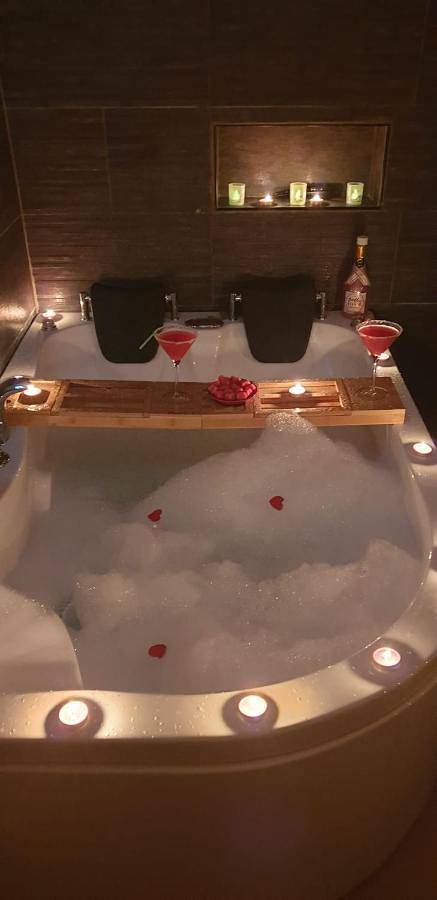 Gîte pour 2 personnes, avec Jacuzzi ainsi que Terrasse et Jardin à Casseneuil