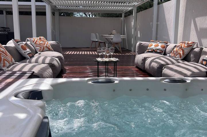 House, pool, jacuzzi 5 mins from cassis perfect for 2 couples/children in Carnoux-en-Provence, Mediterranean Coast (France)
