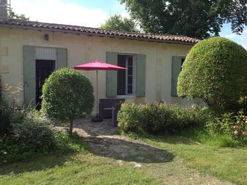 Gîte pour 4 personnes, avec terrasse ainsi que piscine et jardin à Sadirac