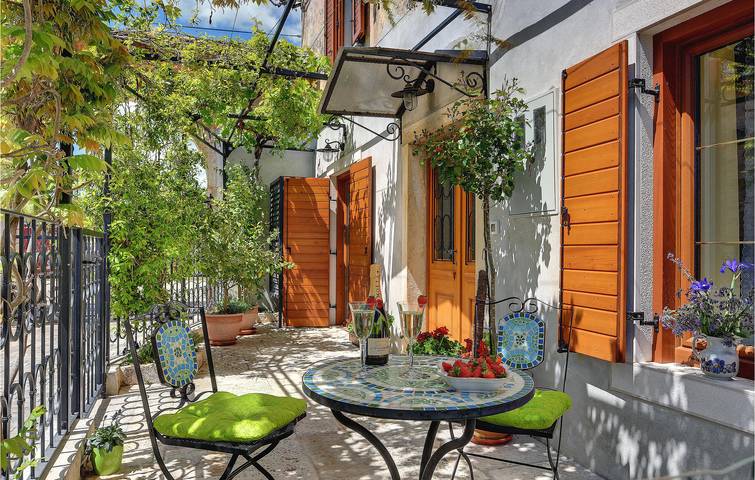 Charmante Terrassenwohnung in der Nähe von Krnica – Restaurants und Strand sind zu Fuß erreichbar in Krnica, Marčana