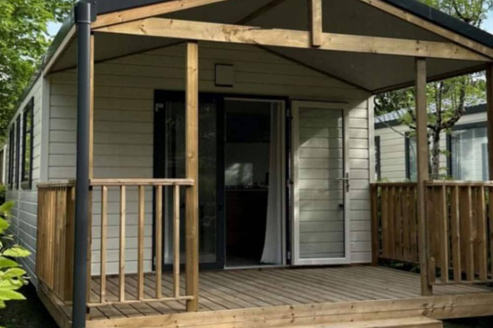 Cómodo mobil home con terraza en Challes-les-Eaux in Challes-les-Eaux, Chambéry region