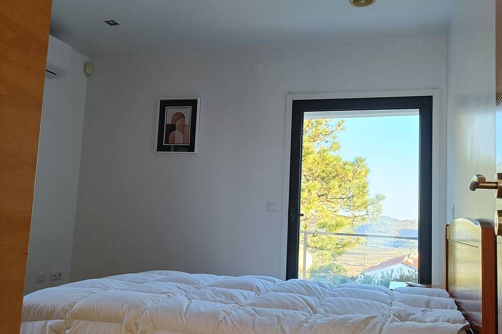 Villa d'Architecte, Sur les hauteurs, Vue Mer, calme, Terrasse 360°. in Nazaré, Leiria District