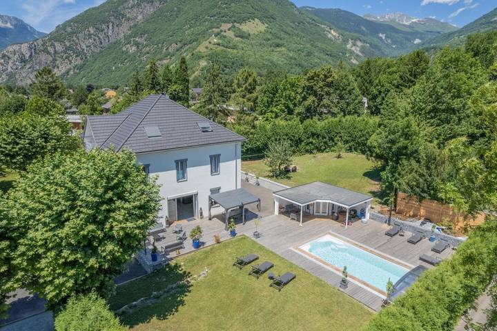 Location de vacances pour 2 personnes, avec Terrasse et Jacuzzi ainsi que Jardin et Piscine dans La Chambre