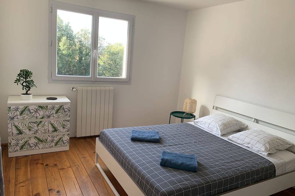 La Maison Noz, bastide with swimming pool, ideal for friends and families in Besse-sur-Issole, Brignoles region