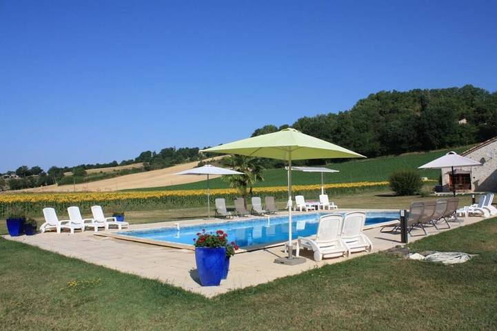 Gîte pour 7 personnes, avec Terrasse ainsi que Jardin et Piscine à Roquecor