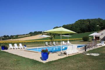 Gîte pour 7 personnes, avec piscine et jardin à Roquecor