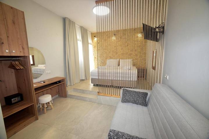 Appart’hôtel pour 4 personnes, avec Balcon et Terrasse ainsi que Jardin et Vue à Petra (Grece)