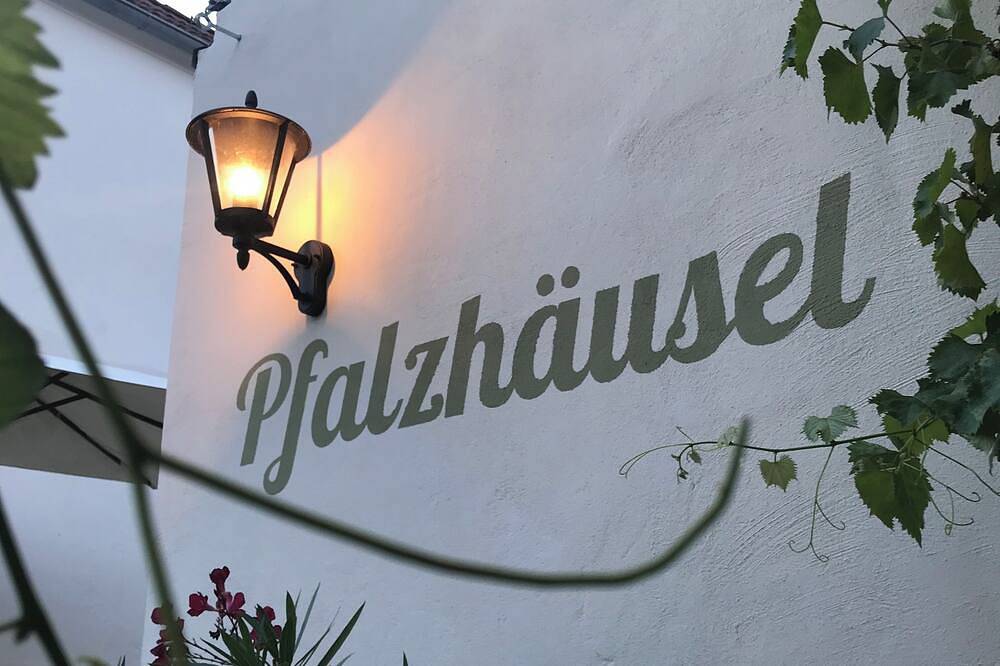 Gemütlich wohnen zwischen Wald, Reben und Mandelbäumen im Pfalzhäusel in Neustadt an der Weinstraße, Pfälzer Rheinebene