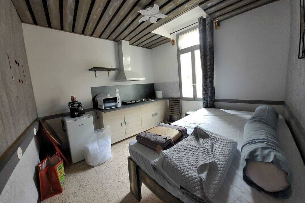 Entire apartment, Gîte de la Tour, à 10 Minutes du Pont du Gard, Idéal Pour Couple in Montfrin, Nimes region