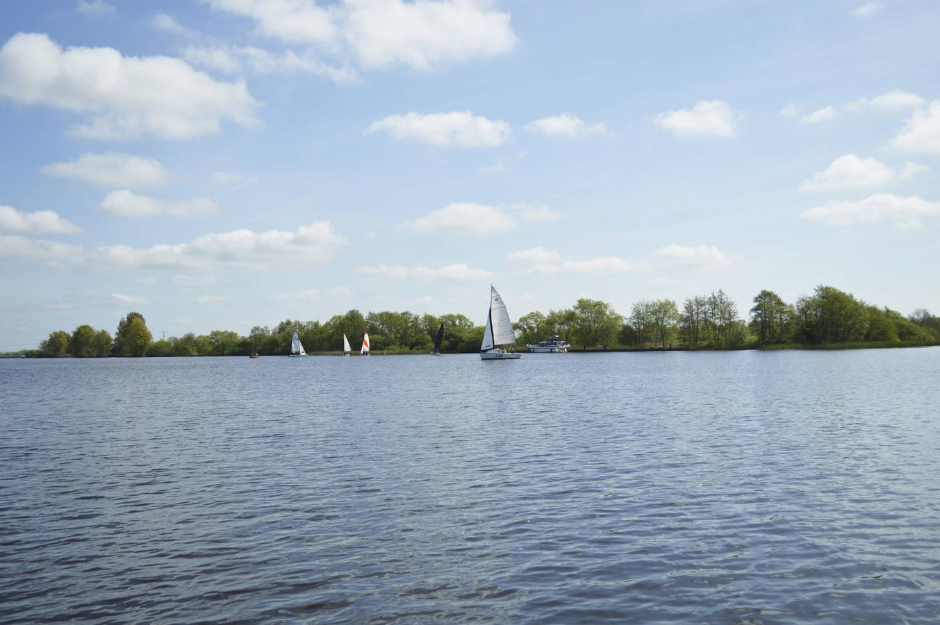 Geräumiges Ferienhaus für 4 Personen in Poelen mit Terrasse, Garten und Seeblick in Friesland