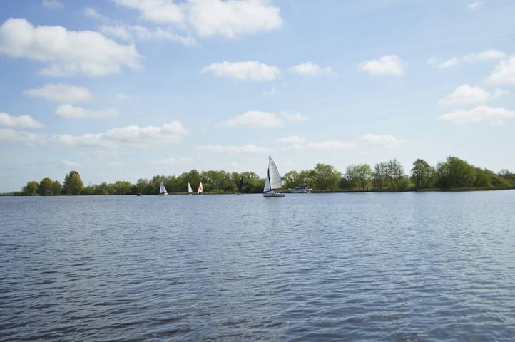 Geräumiges Ferienhaus für 4 Personen in Poelen mit Terrasse, Garten und Seeblick in Friesland
