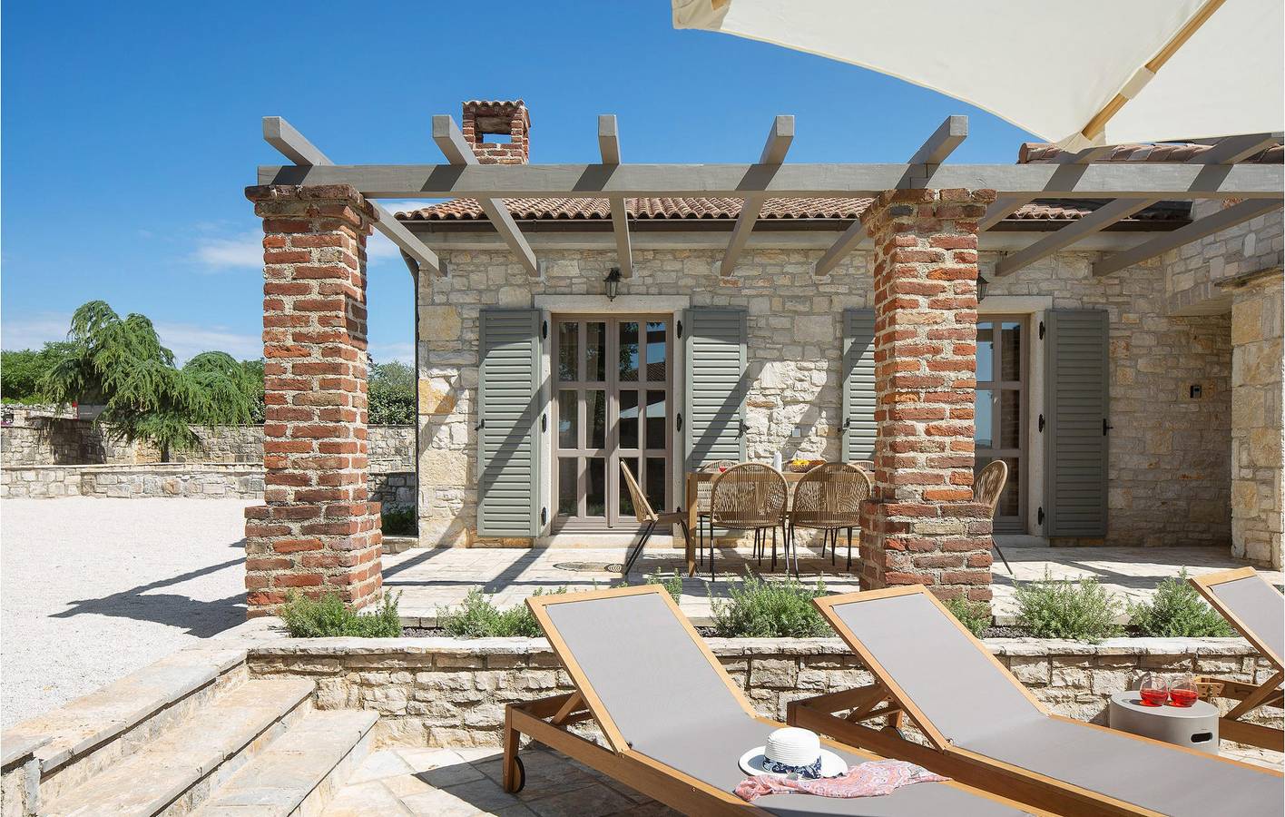 Geräumige 2-Zimmer-Wohnung mit Pool, Terrasse, WLAN und Parkplatz in der Nähe von Heraki in Sveti Lovreč Pazenatički, Zentralistrien