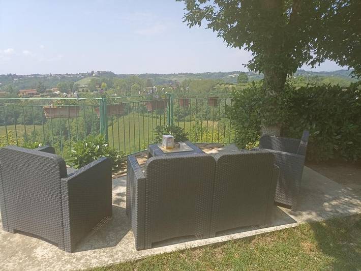 Agriturismo per 5 persone, con Terrazza e Giardino nonché Piscina e Panorama ad Asti (Comune)