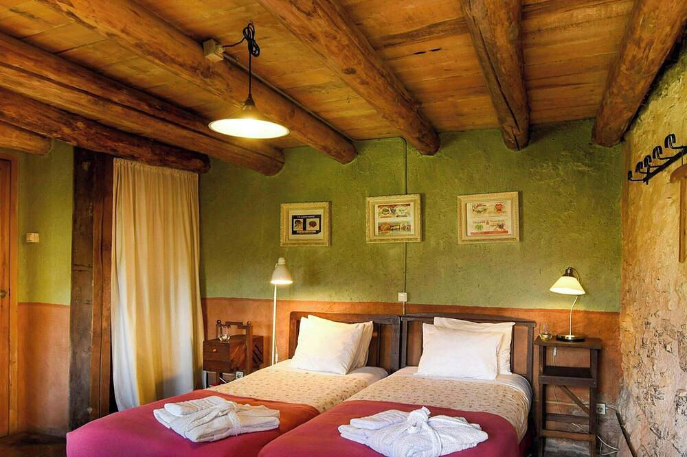 Maison isolée en pierre et en bois, nichée dans la forêt in Coll de Nargó, Province de Lérida