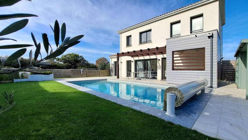Location de vacances pour 8 personnes, avec jacuzzi et piscine ainsi que jardin et terrasse à Saint-Augustin