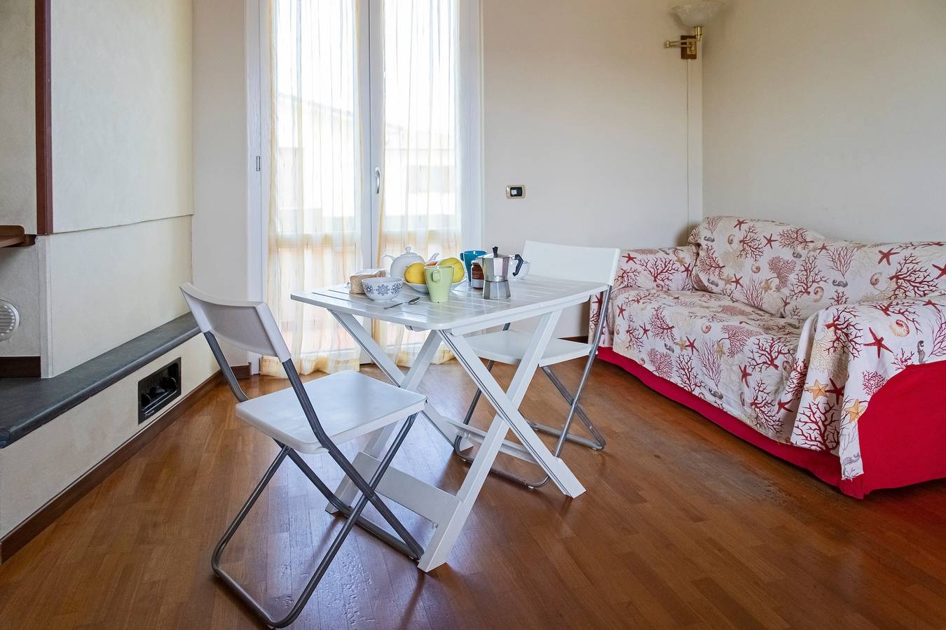 Entire apartment, Apartment 'Raggio Di Sole' with Balcony and Wi-Fi in Torre del Lago Puccini, Viareggio