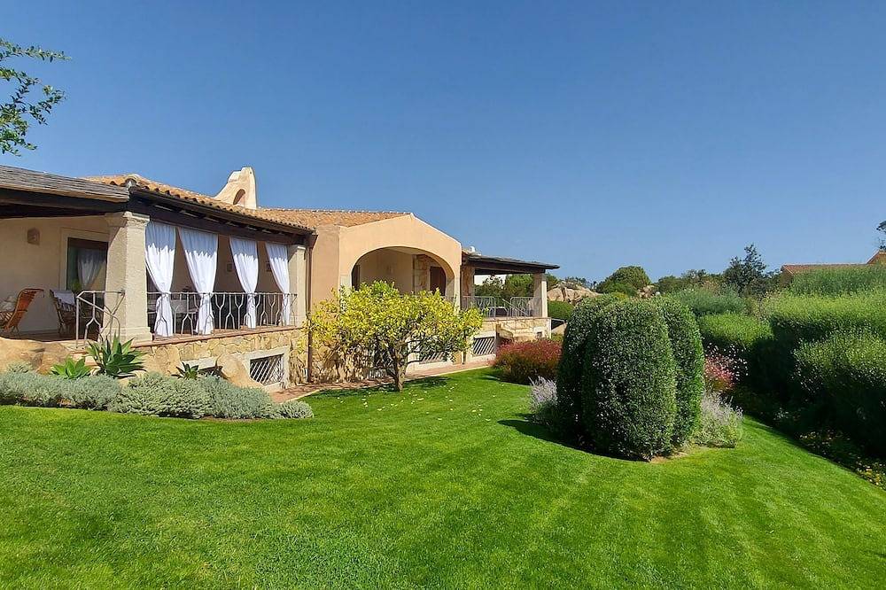 Bellissimo appartamento in villa con vista mare e curatissimo giardino in Punta Molara, San Teodoro