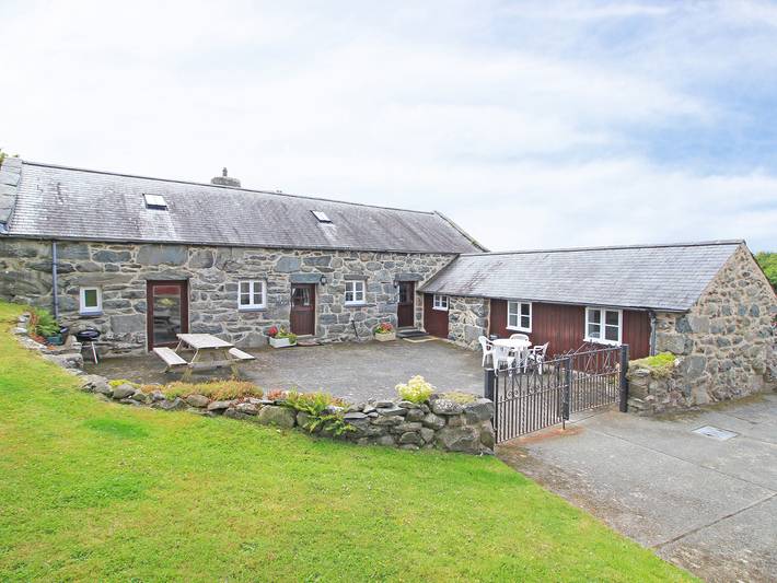 Cottage for 4 people, with garden, with pets in Llanbedr