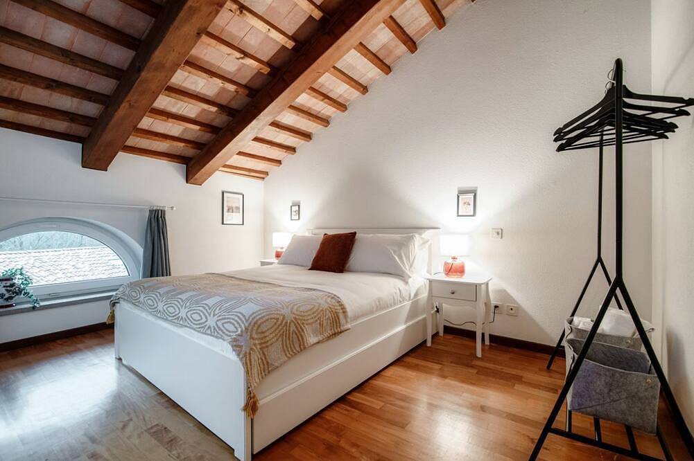 Ganze Wohnung, Elegantes Dachgeschoss-Apartment mit Blick auf das Mendrisio-Tal (Salorino 2) in Mendrisio, Tessin