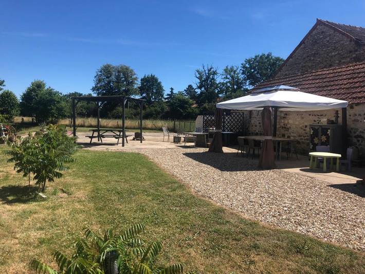 Location de vacances pour 5 personnes, avec terrasse et jardin ainsi que piscine et vue sur le lac dans Bommiers