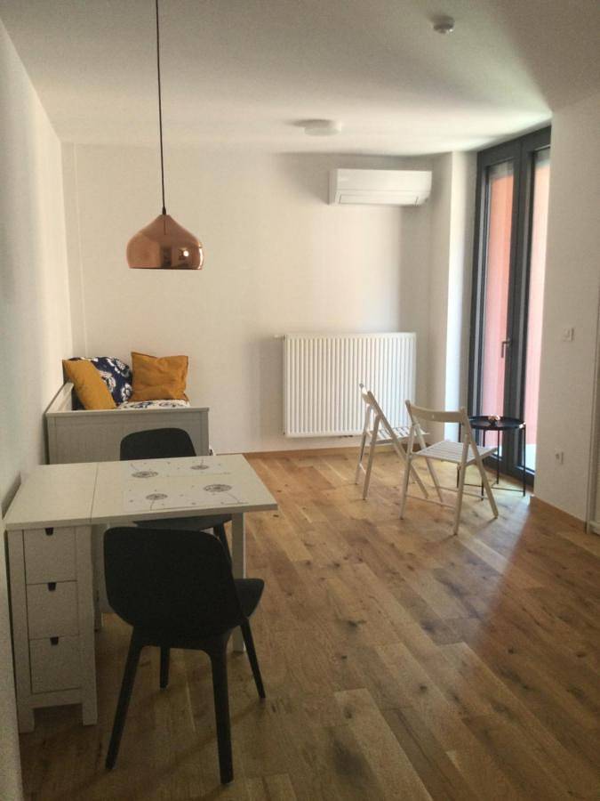Ferienwohnung für 2 Personen, mit Ausblick und Balkon sowie Seeblick in Koper