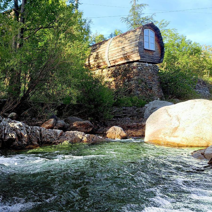 Cabane écologique au bord de l'eau in Laboule, Parc naturel régional des Monts d'Ardèche