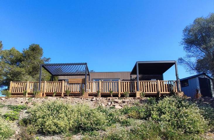 Camping pour 4 personnes, avec terrasse ainsi que piscine et vue