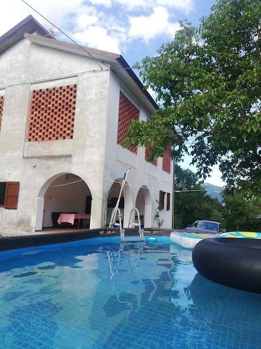 Casa vacanza per 5 persone, con Terrazza e Giardino nonché Piscina e Panorama a Bedonia