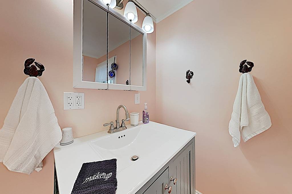 Lobster Cottage on the Harbor W/Lighthouse and Waterviews. in Hancock County