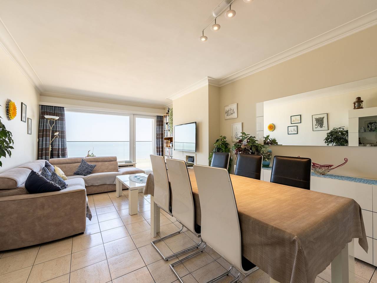 Geheel appartement, Appartement aan Zeedijk met zeezicht in Blankenberge, Belgische Kust