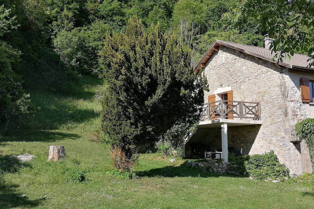 Grand gîte 12 personnes dans le Valromey avec terrasse et grand terrain in Talissieu, Belley
