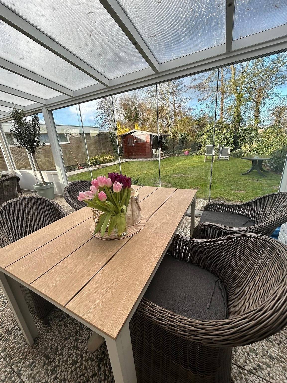 Strandnahes (Nr. 156) Ferienhaus mit traumhaften Wintergarten und uneinsehbaren, grossen Garten, Eckgrundstück in Sint Maartensvlotbrug, Noord-Holland - Nordseeküste