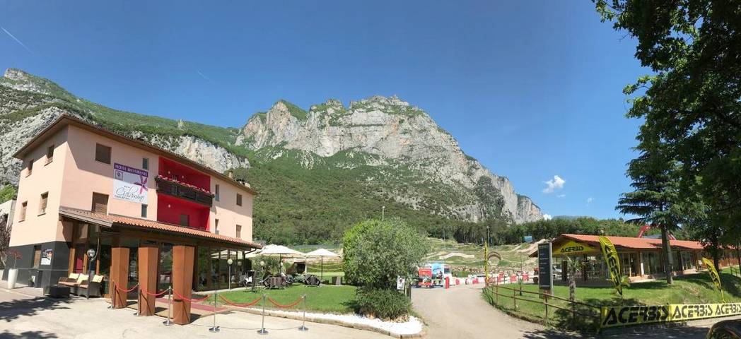 Hotel für 3 Personen, mit Terrasse und Garten sowie Pool und Sauna in Dro