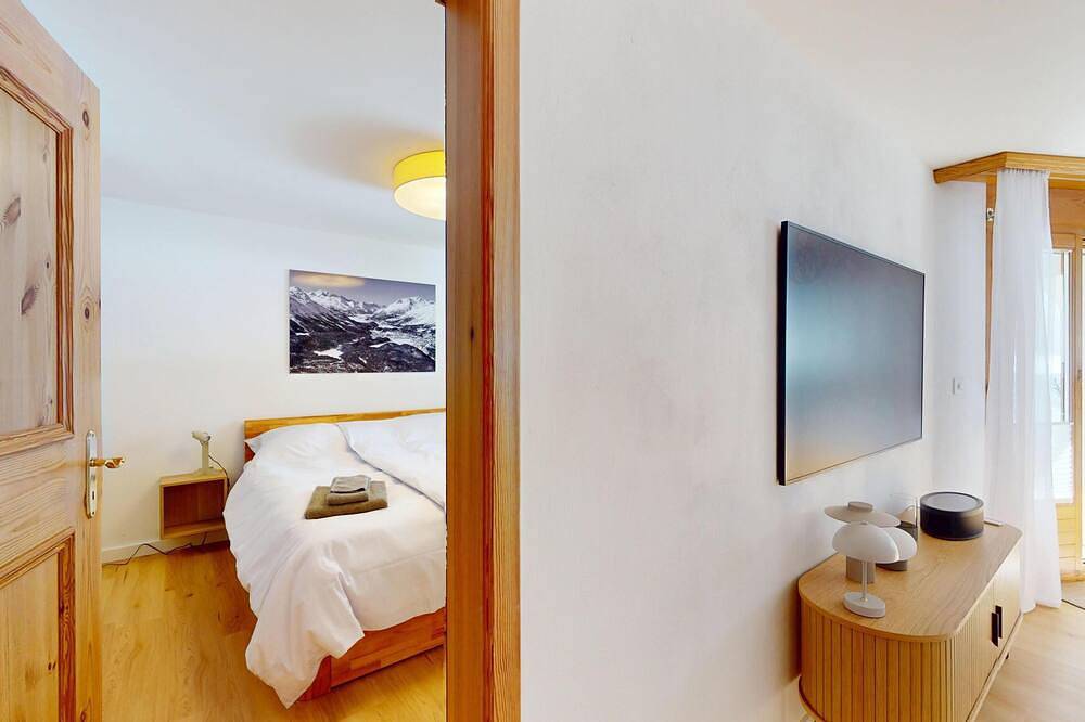 Geheel appartement, Ground-Floor Holiday Apartment in Bever with Terrace, Lift & Parking in Bever, Saint Moritz