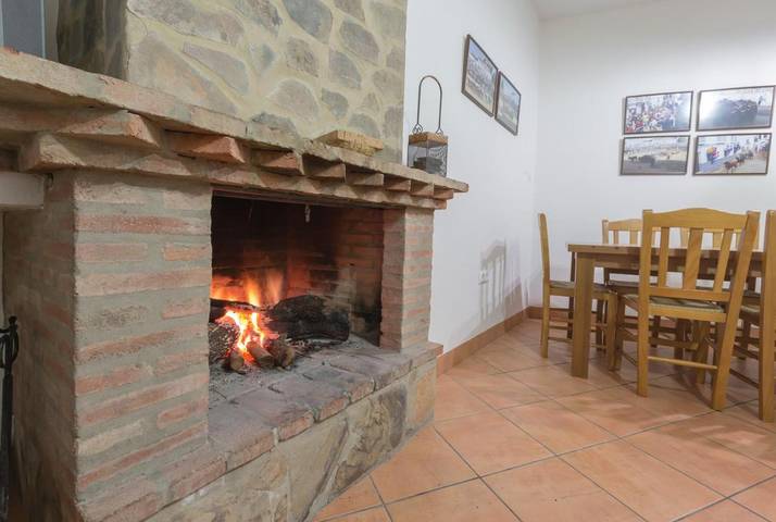 Casa rural para 11 personas, con vistas y terraza, Se admiten mascotas en Tentudía