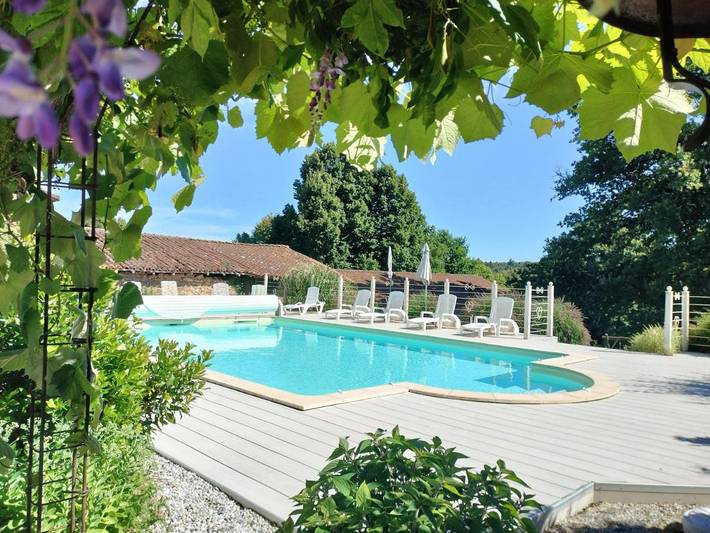 Location de vacances pour 11 personnes, avec piscine ainsi que jardin et vue à Saint-Bazile