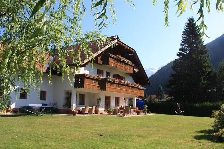 Ferienwohnung für 2 Personen, mit Ausblick und Pool sowie Garten und Balkon, mit Haustier in Kärnten