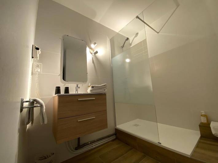 Hôtel pour 3 personnes, avec Terrasse ainsi que Jardin et Vue à Rochemaure - 4