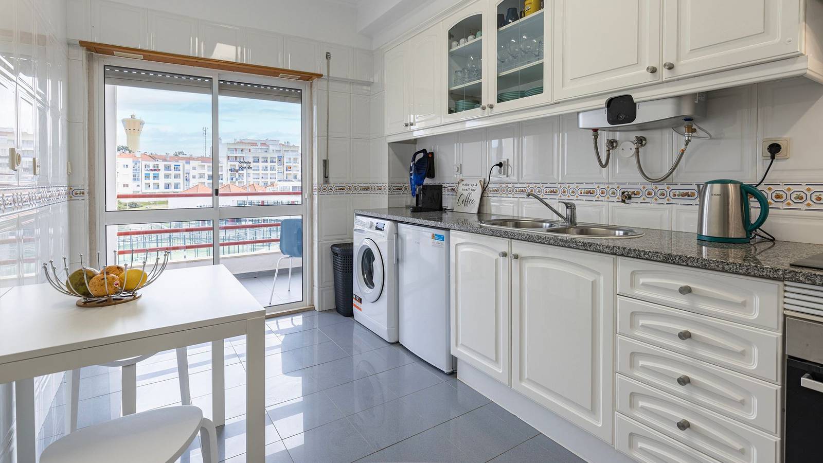 Ganze Wohnung, Ferienwohnung für 4 Personen mit Balkon in Charneca de Caparica e Sobreda, Halbinsel von Setúbal