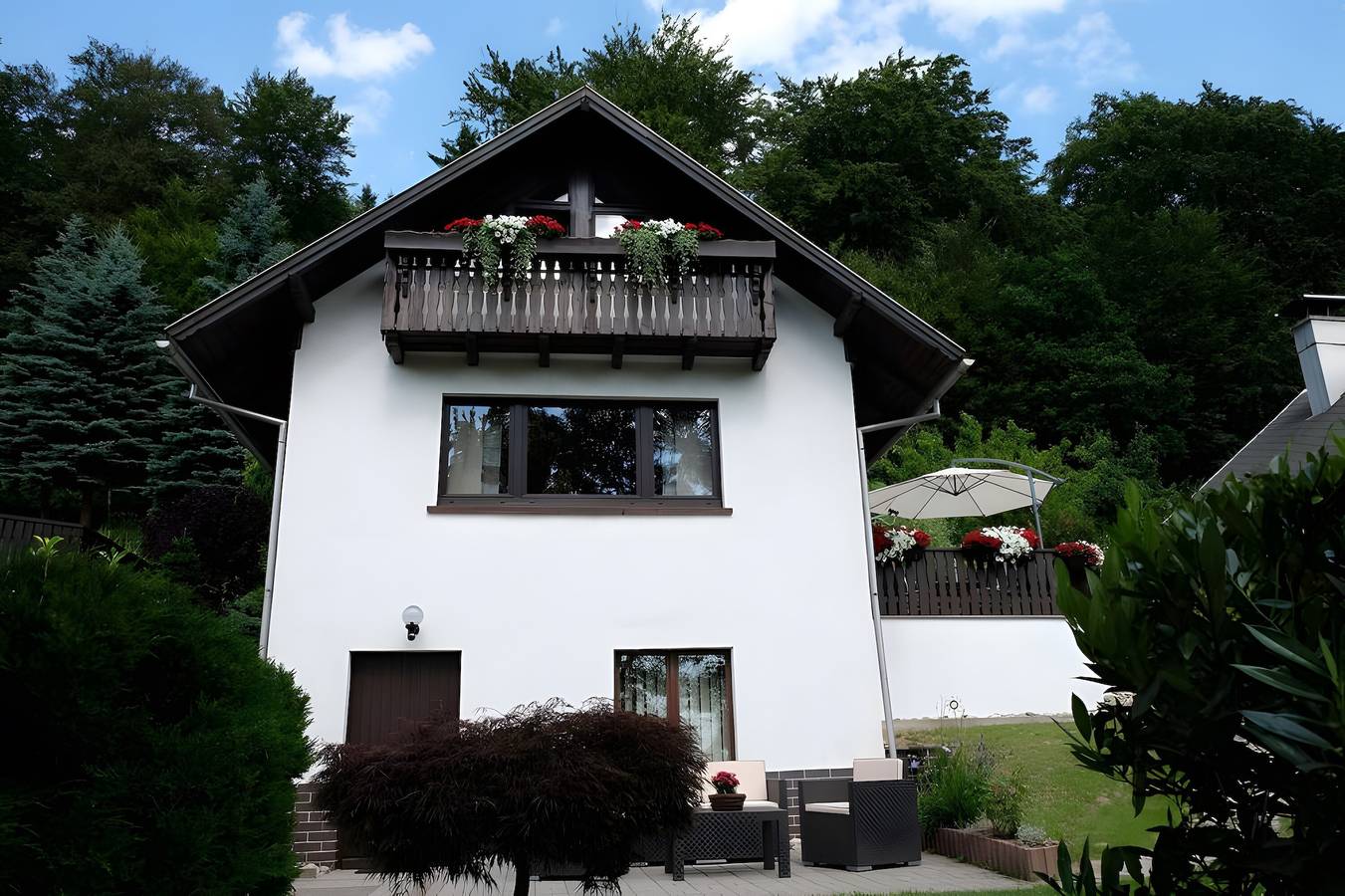Casa con vista mozzafiato in una posizione tranquilla e piscina, a destra sul bordo in Sonneberg, Region Sonneberg