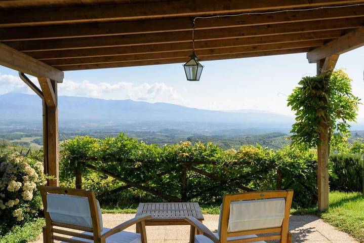 Casa vacanza per 2 persone, con panorama e terrazza nonché giardino in Montevarchi