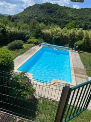 Location de vacances pour 6 personnes, avec piscine ainsi que jardin et vue, adapté aux familles à Vézac