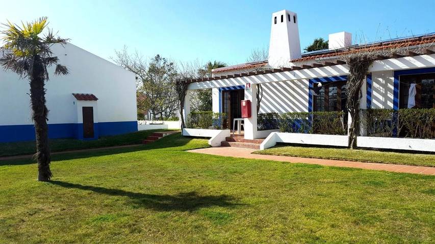 Location de vacances pour 4 personnes, avec jardin ainsi que piscine et bassin pour enfant, animaux acceptés à Porto Covo - 3