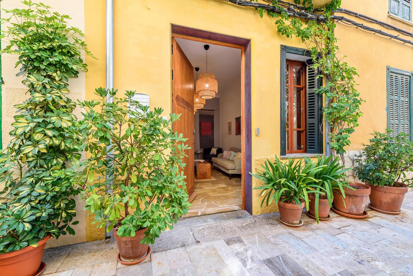 Holiday Home 'Grande' with Sea View and Hot Tub in Alcudia Old Town, Alcúdia