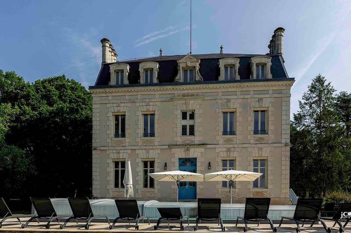 Location de vacances pour 24 personnes, avec jardin et piscine à Rouillé