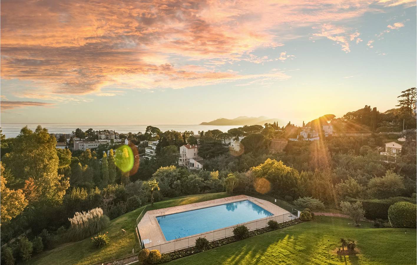 Appartement de vacances entier, Appartement moderne sur la plage avec piscine et parking in Cannes, Côte méditerranéenne (France)