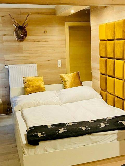 Ferienwohnung für 5 Personen, mit Terrasse und Whirlpool sowie Garten und Sauna