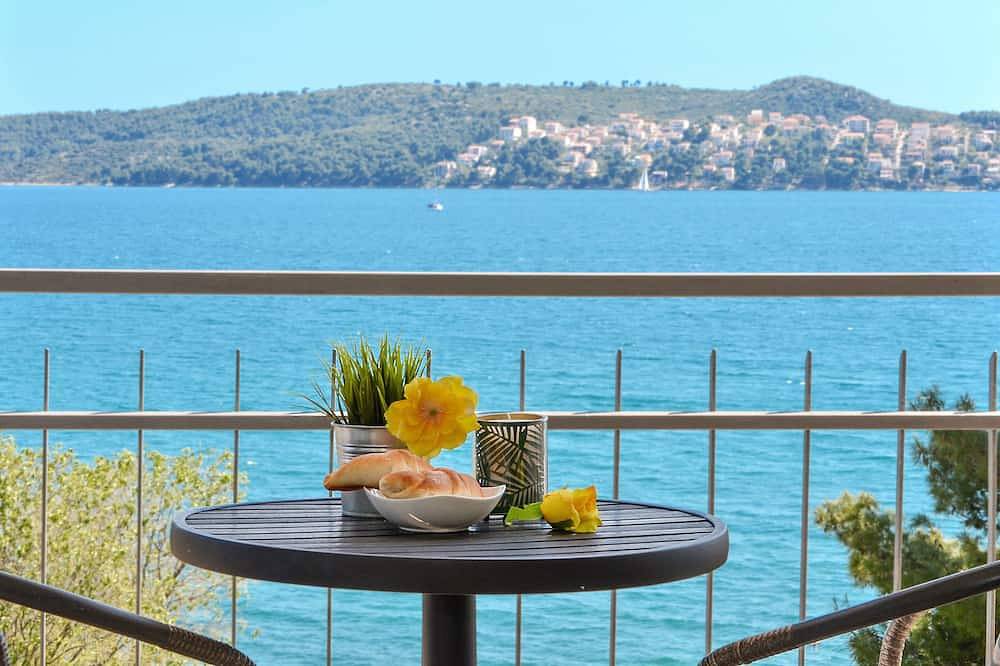 Fantastic beachfront apartment with private balcony on the Adriatic.Top location in Trogir, Split-Dalmatie