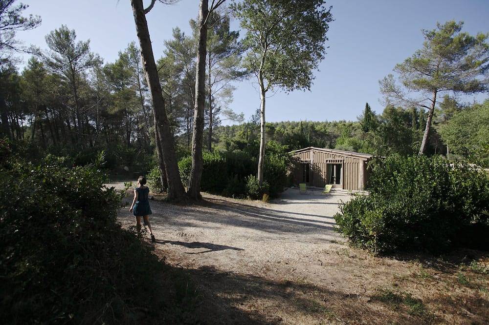 Cabane tout confort au calme dans la nature, climatisée, brasseur d'air Piscine in Saint-Étienne-du-Grès, Région d'Arles