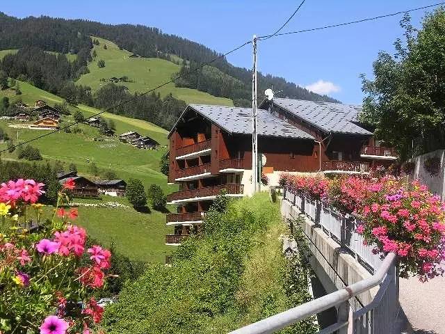 Location de vacances pour 4 personnes, avec vue ainsi que balcon et piscine, animaux acceptés dans Arêches